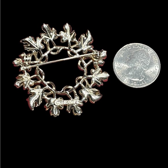 Vintage Sarah Coventry 2tone maple leaf circular brooch - Picture 4 of 5